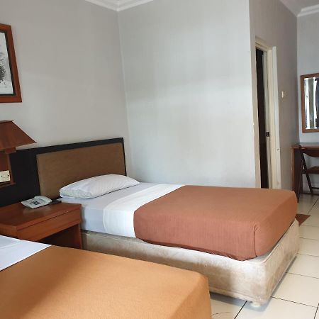 Yehezkiel Hotel Lembang Mitra Reddoorz Esterno foto