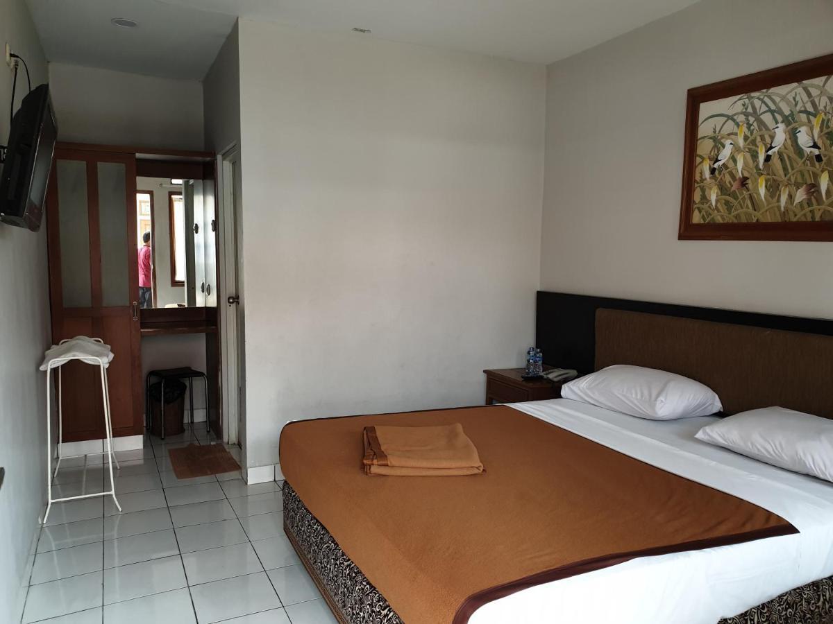 Yehezkiel Hotel Lembang Mitra Reddoorz Esterno foto