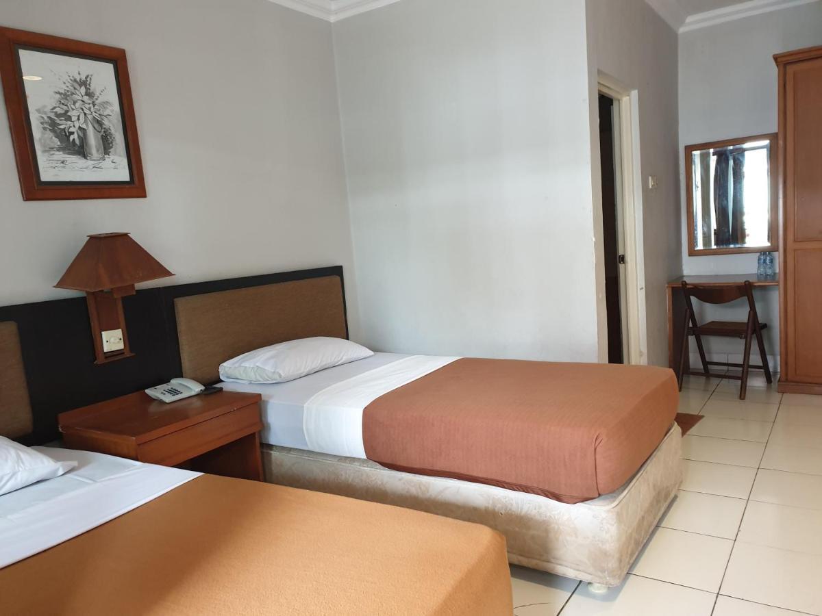 Yehezkiel Hotel Lembang Mitra Reddoorz Esterno foto