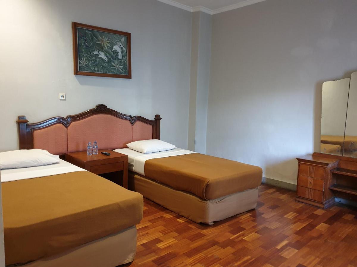 Yehezkiel Hotel Lembang Mitra Reddoorz Esterno foto