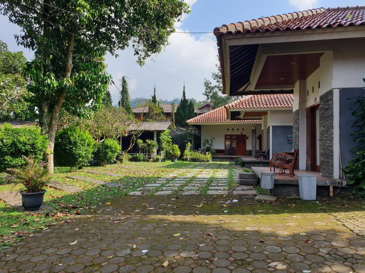 Yehezkiel Hotel Lembang Mitra Reddoorz Esterno foto