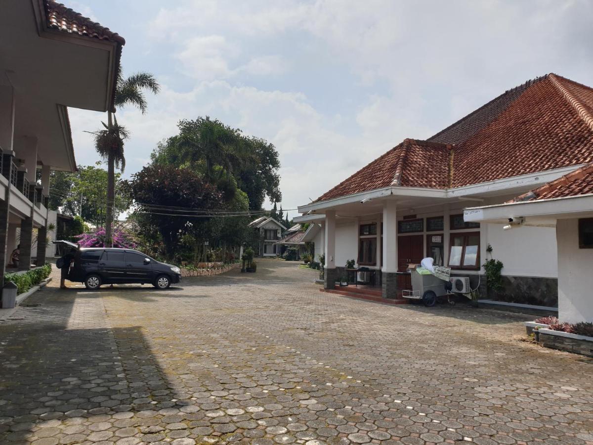 Yehezkiel Hotel Lembang Mitra Reddoorz Esterno foto
